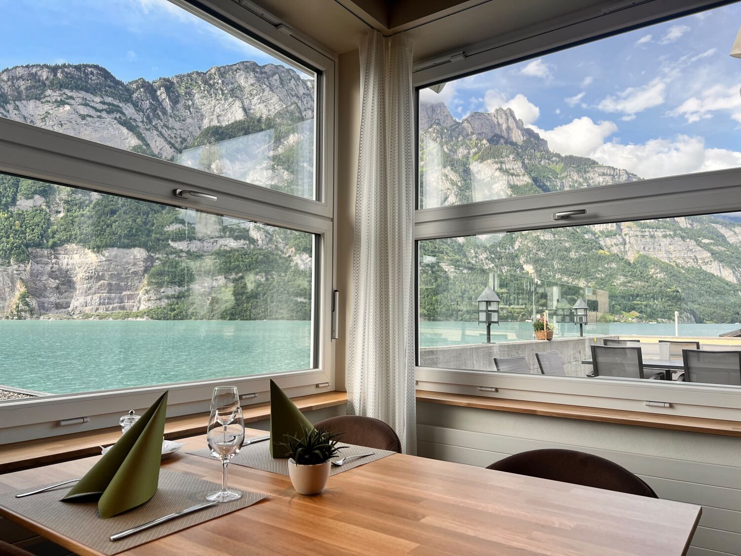 Fenstertisch mit Panoramablick auf den Walensee