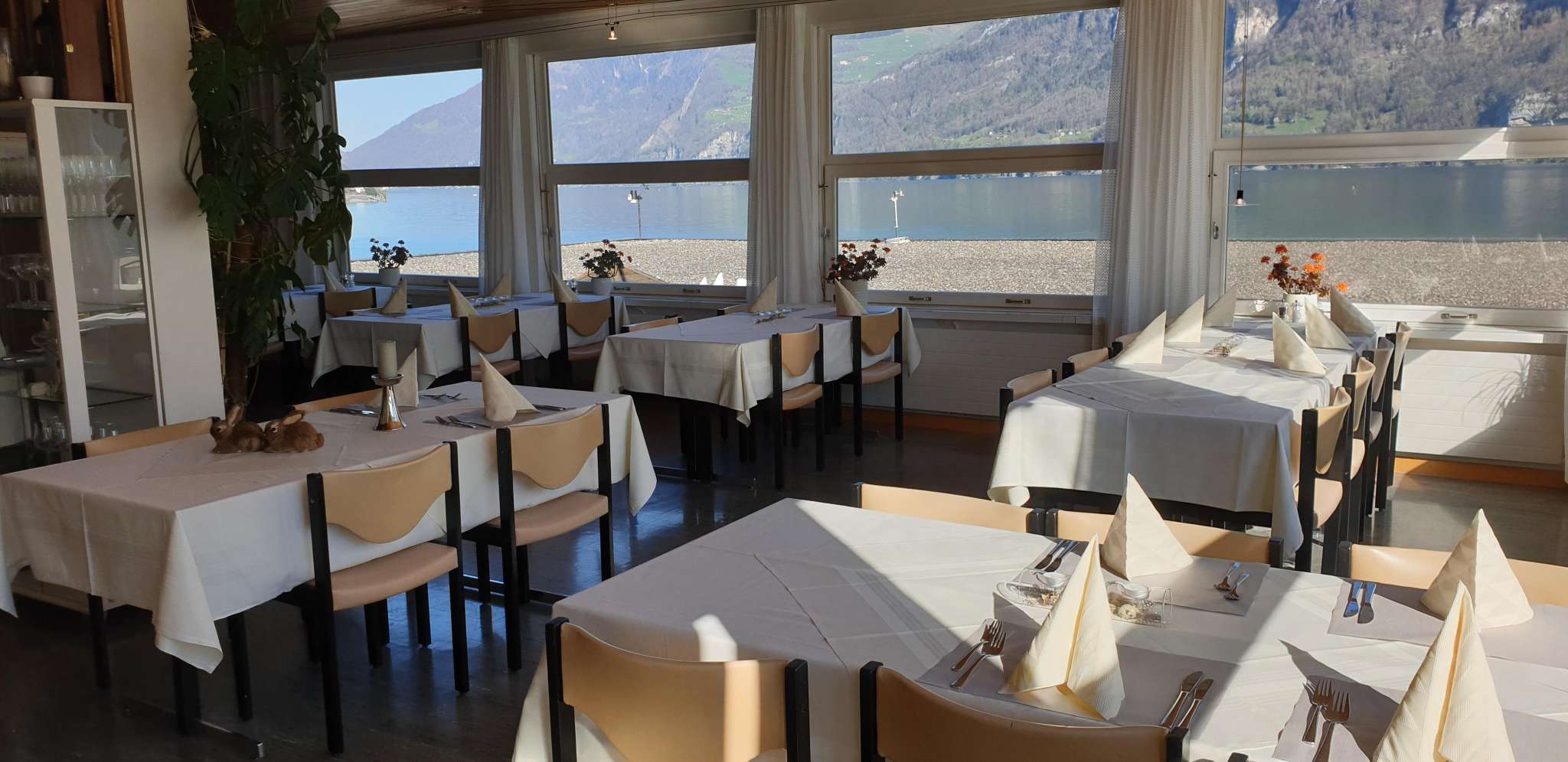 Gastraum mit Panoramafenster zum Walensee