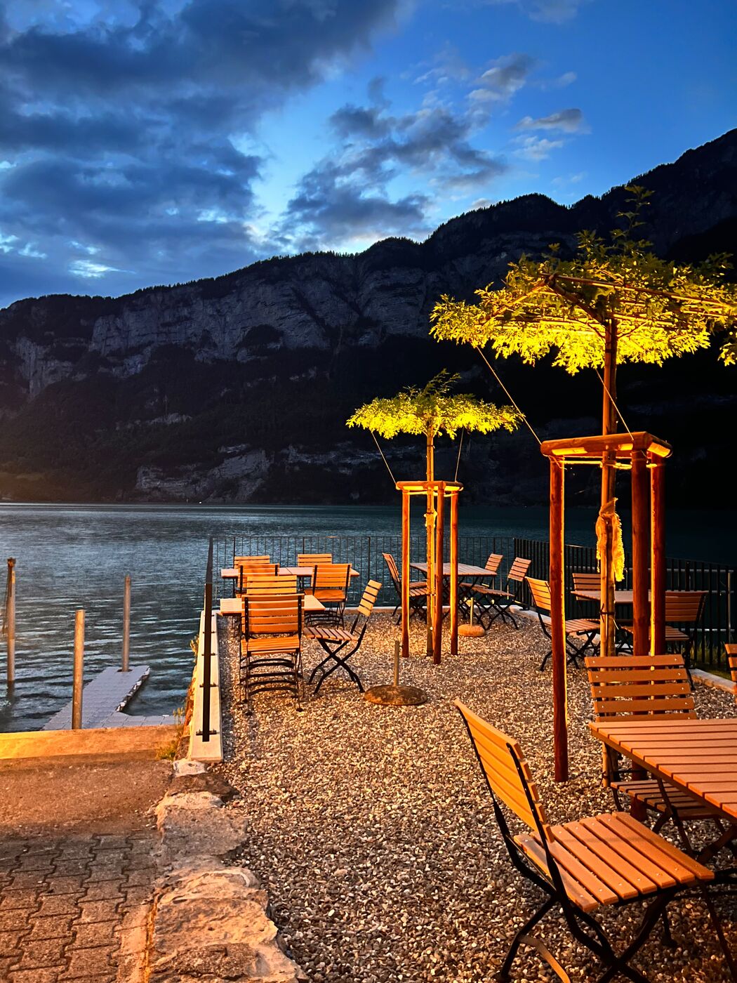 Seeterrasse in der Abendsonne am Walensee